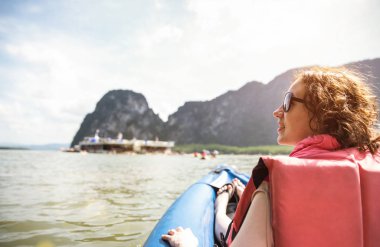 Genç kadın Gezgin kayık Adası - Yolculuk tutkusu seyahat konsepti ile macera kız turist Gezgin gezi Tayland Tarih - atlamalı sıcak vintage güneş filtresi günbatımı binmek, can yeleği ile