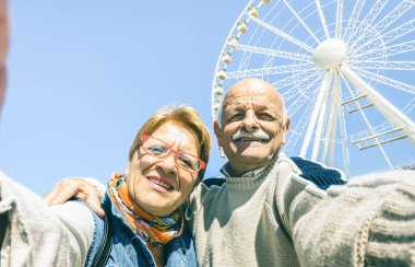 Mutlu emekli üst düzey çift selfie kış alarak seyahat etrafında dünya - etkin oynak yaşlı kavramı birlikte eğleniyor - yetişkin insanlar emeklilik yaşam, gezi - yeşil ve turuncu filtre