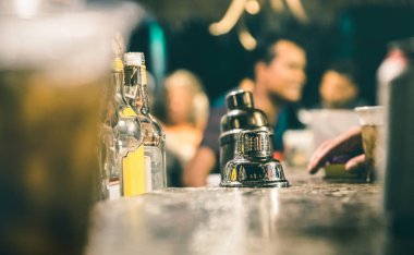 Barmen ve içme ve eğlenmek shaker üzerinde kokteyl bar - insanlarla birlikte vaktinizi sosyal toplama kavramı - Retro çamurcun turuncu filtre ile odak, insanlar bulanık ufuk yan görünüm