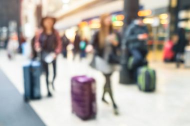 Ufuk bokeh için uçak yolculuğu - bavul Bagaj sırt çantası ile yolcu seyahat Yolculuk tutkusu kavram - Uluslararası Havaalanı terminal kapısında canlı parlak filtre yürüyüş insanların bulanık