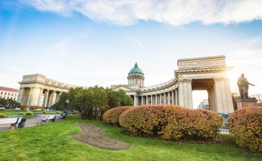 Kazan Katedrali Nevsky Prospect yılında dünya ünlü Rus şehir Saint Petersburg, Rusya Federasyonu - bina ana odak ile parlak sıcak renk tonları tarafındaki geniş açı önden görünümü