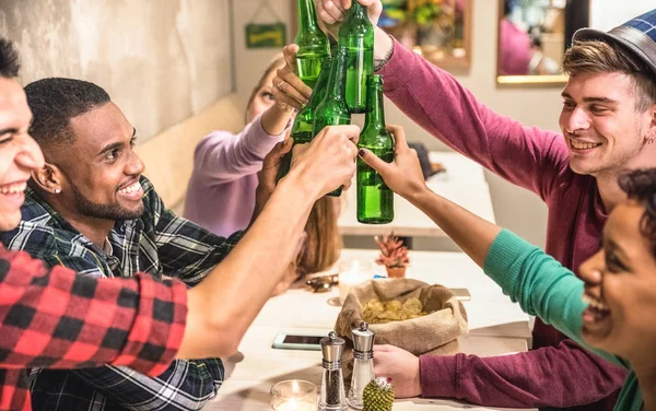 다민족 친구 그룹 술과 칵테일 바 레스토랑-젊은 사람과 함께 시간을 즐기고 멋진 패션 카페에서 재미와 우정 개념-맥주를 홀 짝 병에 초점 — 스톡 사진