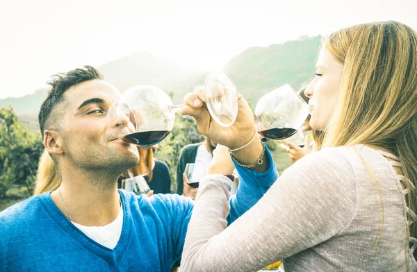 Lyckliga par i kärlek rostar rött vin på vingården bondgård - ung man dricka och titta på vacker kvinna ögon - Unplugged relation concept med pojkvän och flickvän att ha roligt tillsammans — Stockfoto