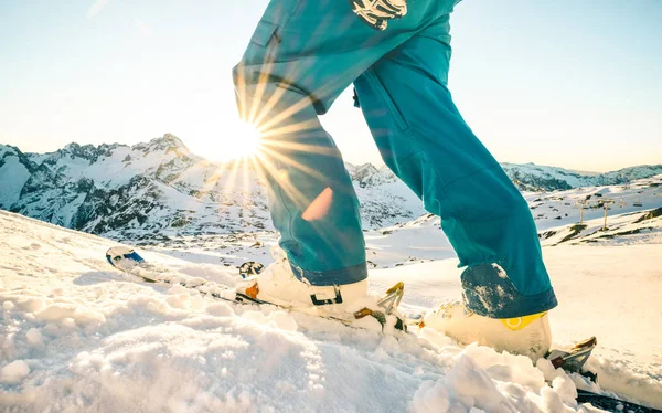 Piernas de esquiador profesional al atardecer en el momento de relax en la estación de esquí de los Alpes franceses - Concepto de deporte de invierno con chico de aventura en la cima de la montaña listo para montar hacia abajo - Punto de vista lateral con filtro vintage azul —  Fotos de Stock