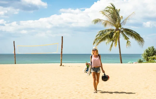 Jovem viajante caminhando na praia na ilha pulando em Phuket - conceito de Wanderlust e viagem com menina de aventura viajante turístico em excursão de um dia na Tailândia - Filtro de tarde quente brilhante — Fotografia de Stock