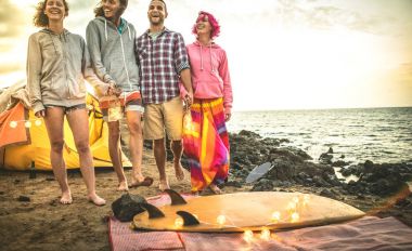Hipster arkadaşlar eğlenmeye ile yürüme led neon fenerler plaj Kamping parti - dostluk seyahat kavramı kişilerle genç avare günbatımında rahatlatıcı yaz sörf kampı - sıcak karanlık retro filtre