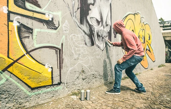 Sokak sanatçı genel duvar - gerçekleştirme ve multi renk aerosol sprey ile canlı murales hazırlık kentsel guy ile Modern Sanat concept - kontrast retro vintage filtre renkli grafiti boyama — Stok fotoğraf