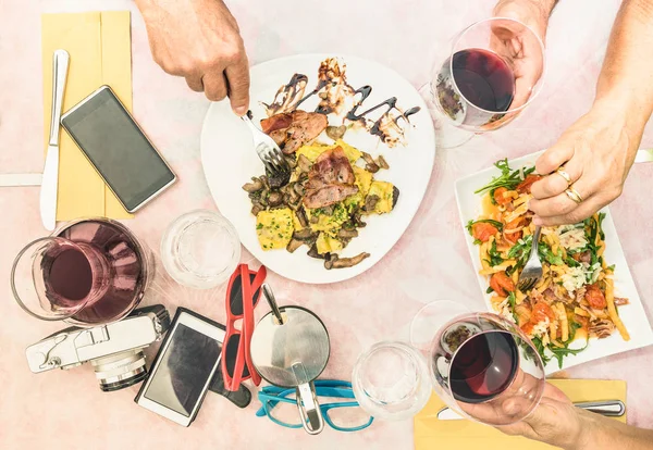 Top view of senior couple hands eating food and drinking wine at fashion restaurant - Retired people enjoying ravioli pasta and seasonal salad at travel break - Lunch and dinner concept outdoors — Stock Photo, Image