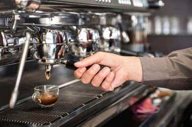 Klasik barmen el modern kahve bar makinede moda kafeteryasında hazırlanıyor İtalyan espresso - profesyonel barmen café de yiyecek ve içecek konseptiyle durmak çalışma istasyonu