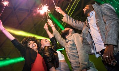 Çocuklar ve kız konser festival Event'de maytap havai fişek - mutlu insanlar çılgın eğlence kulübünde sonra parti - gece hayatı sarhoş konsepti ile gece kulübünde dans çok ırklı genç arkadaşlar