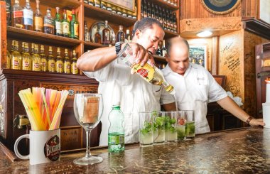 Havana, Küba - 19 Kasım 2015: Profesyonel Küba barmenler Mojito içecekler dünya ünlü kokteyl barda 