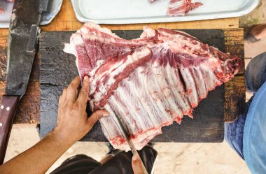 Kasap kesim antrikot t-bone biftek - kasaplık laboratuvar masasında ham taze sığır eti hazırlama el ile uluslararası gıda kavramı - sığır filetosu fileto kemikleri hazır mutfak pişmiş olması