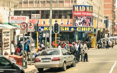 Johannesburg, Güney Afrika - 13 Kasım 2014: Bitirim ve kavşak ile komisyon üyesi St Güney Afrika'nın kalabalık ve modern çok ırklı Metropolis'te Von Wiellig Street yakınlarında trafik sıkışıklığı