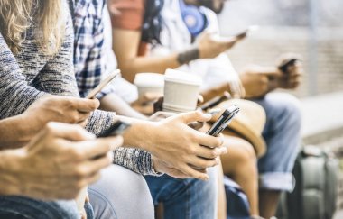 Çok kültürlü arkadaş grubu tarafından mobil akıllı telefon - teknoloji kavramı ile bağlı trendy millennials - filtre görüntü bağımlısı elleriyle Üniversitesi üniversite kopma - kahve ile Smartphone kullanarak