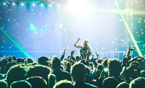 Konsert festival händelse med dj som spelar musik på efter fest - underhållning och nattliv koncept med unga människor dansa på nattklubb - vänner att ha roligt tillsammans på efterfest club - mjukt fokus — Stockfoto