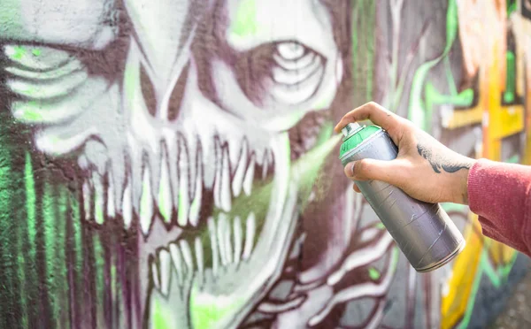 Artista Callejero Pintando Graffiti Monstruo Colorido Pared Pública Céntrate Mano — Foto de Stock