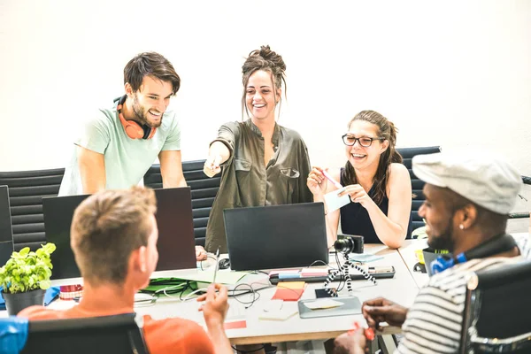 Empleados jóvenes agrupan a trabajadores con computadora en estudio de startups - Concepto de negocio de recursos humanos y trabajo en equipo en el tiempo de trabajo de portátiles - Empresarios de start-up en la oficina - Filtro desaturado vívido — Foto de Stock