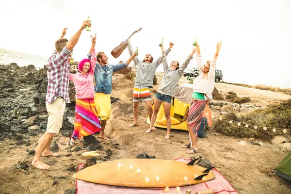 Des amis hippies s'amusent ensemble à la fête musicale de camping de plage - Concept de voyage d'amitié avec des jeunes vagabonds dansant et buvant de la bière au camp de surf d'été - Filtre vintage lumineux chaud — Photo