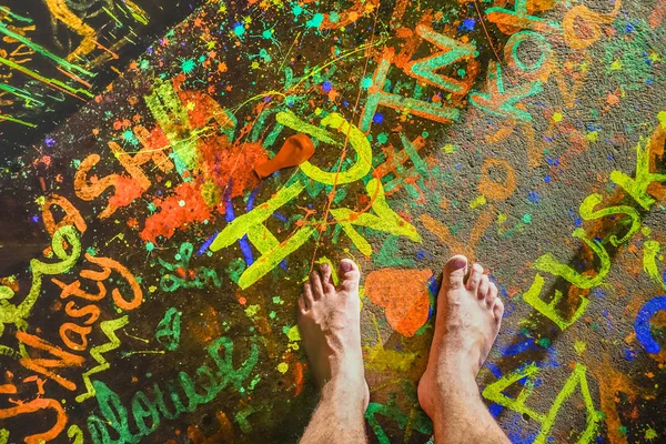 Nudo umano a piedi nudi sul pavimento dipinto fluo neon alla festa sulla spiaggia di luna piena in Thailandia - Viaggio vagabondaggio concetto con piedi nudi di ragazzo divertirsi alla vita notturna concerto evento — Foto Stock