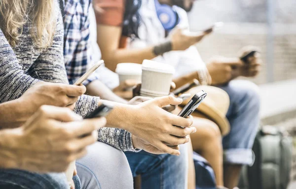 Grupo de amigos multiculturales usando smartphone con café en la universidad - Personas adictas por teléfono inteligente móvil - Concepto de tecnología con millennials de moda conectados - Filtrar imagen —  Fotos de Stock