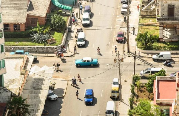 Havanna, Kuba - November 19, 2015: fågel öga Flygfoto över gamla stan i Havanna huvudstad Kuba i Latinamerika med vardagens människor och trafik bil fordon — Stockfoto