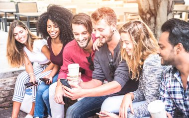 Üniversiteler - mobil akıllı telefon - teknoloji kavramı ile bağlı trendy millennials - yumuşak pembe pastel güneş filtresi tarafından bağımlısı gençler, smartphone kullanarak çok ırklı arkadaş grubu