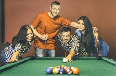 Havuz Bilardo tablo salon - birlikte eğleniyor ve snooker gameroom zaman paylaşımı moda insanlarla mutlu dostluk kavramı - sıcak vintage retro kontrast filtresi çalmaya genç arkadaşlar