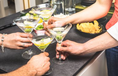 Eller öncesi akşam yemeği aperatif martini kokteyl ve cips zeytin aperatifler - gençler evde birlikte vakit - doğum günü olay kutlama konsepti ile ev partisinde eğleniyor arkadaş