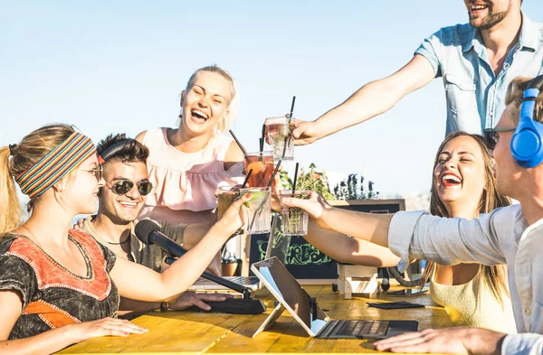 Grupa znajomych szczęśliwy opiekania moda drinki w wideo live streaming na beach party - zabawy w letnim barze koktajlowym młodych ludzi - koncepcja młodzieży i przyjaźni z naciskiem na okulary i ciepłe filtr — Zdjęcie stockowe