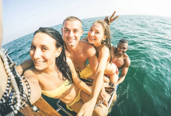 Mladí mnohonárodnostní přátelé s selfie po plavání, na výletu po moři plachetnici - bohaté radost kluci a dívky baví v létě strany den - koncept exkluzivní dovolenou - světlé teplé vintage filtru — Stock fotografie