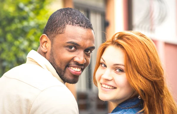 Portrait d'homme et de jeune femme multiethnique marchant à l'extérieur - Happy couple multiracial au début de l'histoire d'amour - Concept d'intégration avec petit ami et petite amie sortir ensemble sur chaud filtre rétro — Photo