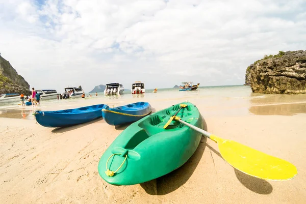 Playa de arena con kayaks y lanchas rápidas en Ang Thong cerca de Ko Samui - Hermoso destino tropical en Tailandia - Concepto de viaje a las maravillas de la naturaleza en todo el mundo - Cálidos tonos de color de la tarde soleada — Foto de Stock