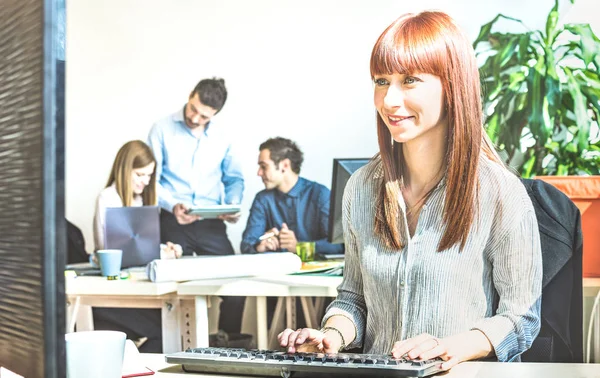 Jovem mulher de negócios se divertindo trabalhando no computador com colegas de trabalho na reunião de escritório - Moderno conceito de arranque de engajamento conectado com a atitude produtiva feliz - Filtro de contraste vívido brilhante — Fotografia de Stock