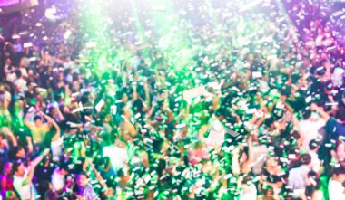 Arkadaşlar eğlenmeye afterparty dj parti müzik - eğlence ve gece hayatı kavramı ile genç insanlar dans kulübünde - sonra iskambil ile konser festival olay ufuk arka plan bulanık