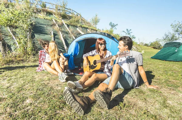 Skupina přátel baví venkovní fandění na táboře piknik s vintage kytaru - mladí lidé těší letní čas spolu na venkově party - mládežnické cestovní přátelství konceptem - teplý světlý filtr — Stock fotografie