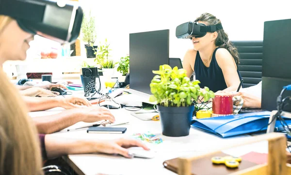 Kelompok pekerja perempuan muda bersenang-senang dengan kacamata realitas virtual vr di studio startup konsep bisnis sumber daya manusia pada perempuan yang bekerja - Memulai wirausahawan di kantor — Stok Foto