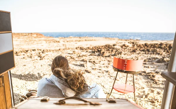 Jeune couple hipster au coucher du soleil voyageant ensemble sur le transport oldtimer mini van - Voyage concept de style de vie avec des personnes indépendantes en voyage d'aventure minibus détente et refroidissement - Filtre lumineux chaud — Photo