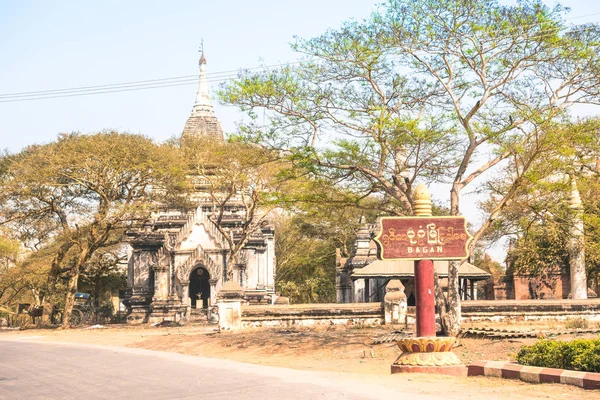 Vieille ville de Bagan au Myanmar Birmanie - Panneau d'entrée en bois de l'ancienne ville - concept de voyage Wanderlust vers des destinations exclusives mondialement connues - Filtre ton chaud après-midi — Photo
