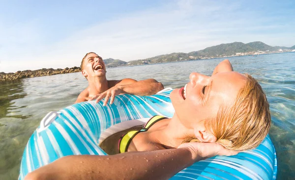 Giovane coppia vacanziero avendo divertimento genuino sulla spiaggia tropicale Phuket in Thailandia - Tour snorkeling in scenario esotico - Amore giovanile attivo e concetto di viaggio in tutto il mondo - Colori caldi toni del filtro — Foto Stock