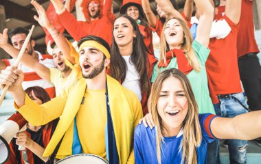 Tezahürat ve Futbol Kupası Intenational Stadyumu'nda - insanlar hayranları grup eğlenceli Spor Dünya Şampiyonası kavramı üzerinde heyecanlı çok renkli tişörtler ile maç izlerken genç futbol destekçisi arkadaşlar