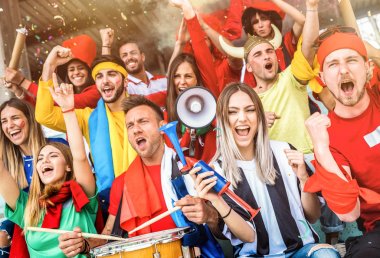 Tezahürat ve Futbol Kupası Intenational Stadyumu'nda - gençler grup eğlenceli Spor Dünya Şampiyonası kavramı üzerinde heyecanlı çok renkli tişörtler ile maç izlerken futbol destekçisi fanlar arkadaşlar