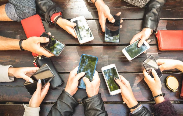 Mensen groep hebben verslaafd plezier samen met behulp van smartphones - Detail van handen delen van content op social network met mobiele slimme telefoons - technologie concept met millennials online met mobiele telefoons — Stockfoto