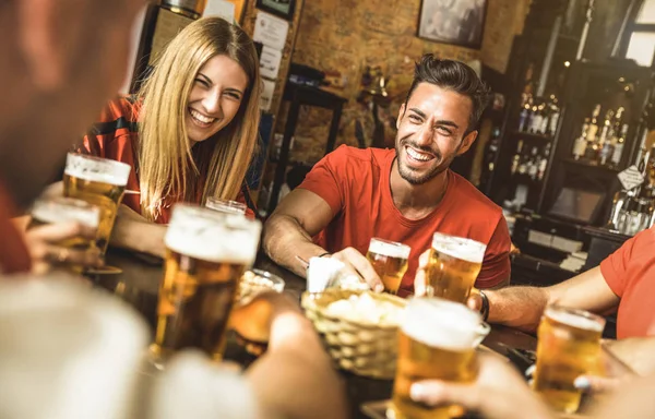 Happy friends group drinking beer at brewery bar restaurante - Concepto de amistad con los jóvenes disfrutando del tiempo juntos y divirtiéndose genuinamente en el pub vintage fresco - Enfoque en el chico - Imagen iso alta — Foto de Stock