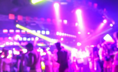 Bulanık insanlar müzik gece festival olay - Abtsract dans disko Kulübü'nün resmi arka planı partiden sonra lazer gösterisi - gece hayatı eğlence kavramının - parlak marsala spot filtre ile defocused