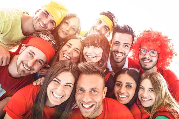 Happy sport vänner tar selfie på världen fotboll händelse - vänskap med ungdomar som har roligt på internationella stadium - fotboll cup championship konceptet på varma sunsine halo filter — Stockfoto
