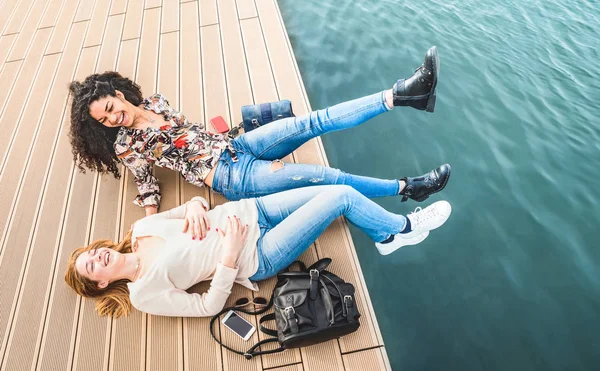 Gelukkig multiraciale vriendinnen echte plezier op de steiger pier d — Stockfoto