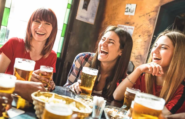 맥주 바 레스토랑-젊은 여성 친구의 시간을 즐기고 멋진 빈티지 술집-왼쪽된 소녀에 초점에서 진짜 재미와 우정 개념에서 맥주를 마시는 행복 한 여자 여자 그룹 — 스톡 사진
