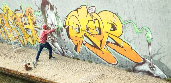 Weitwinkel Der Straßenkünstler Malen Bunte Graffiti Auf Generische Wand Modernes — Stockfoto