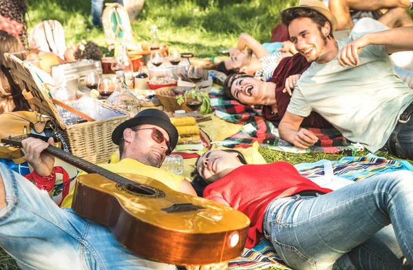 Casal apaixonado por amigos grupo se divertindo aplaudindo no piquenique bbq com guitarra vintage - Jovens millennials desfrutando de tempo de primavera juntos na festa de churrasco jardim - Conceito de amizade dos jovens — Fotografia de Stock