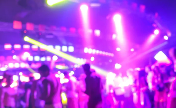 Verschwommene Menschen tanzen bei Musiknacht Festival Veranstaltung - abtsract defokussierten Bildhintergrund von Disco-Club nach Party mit Lasershow - Nachtleben Unterhaltungskonzept - helle Marsala Scheinwerfer Filter — Stockfoto